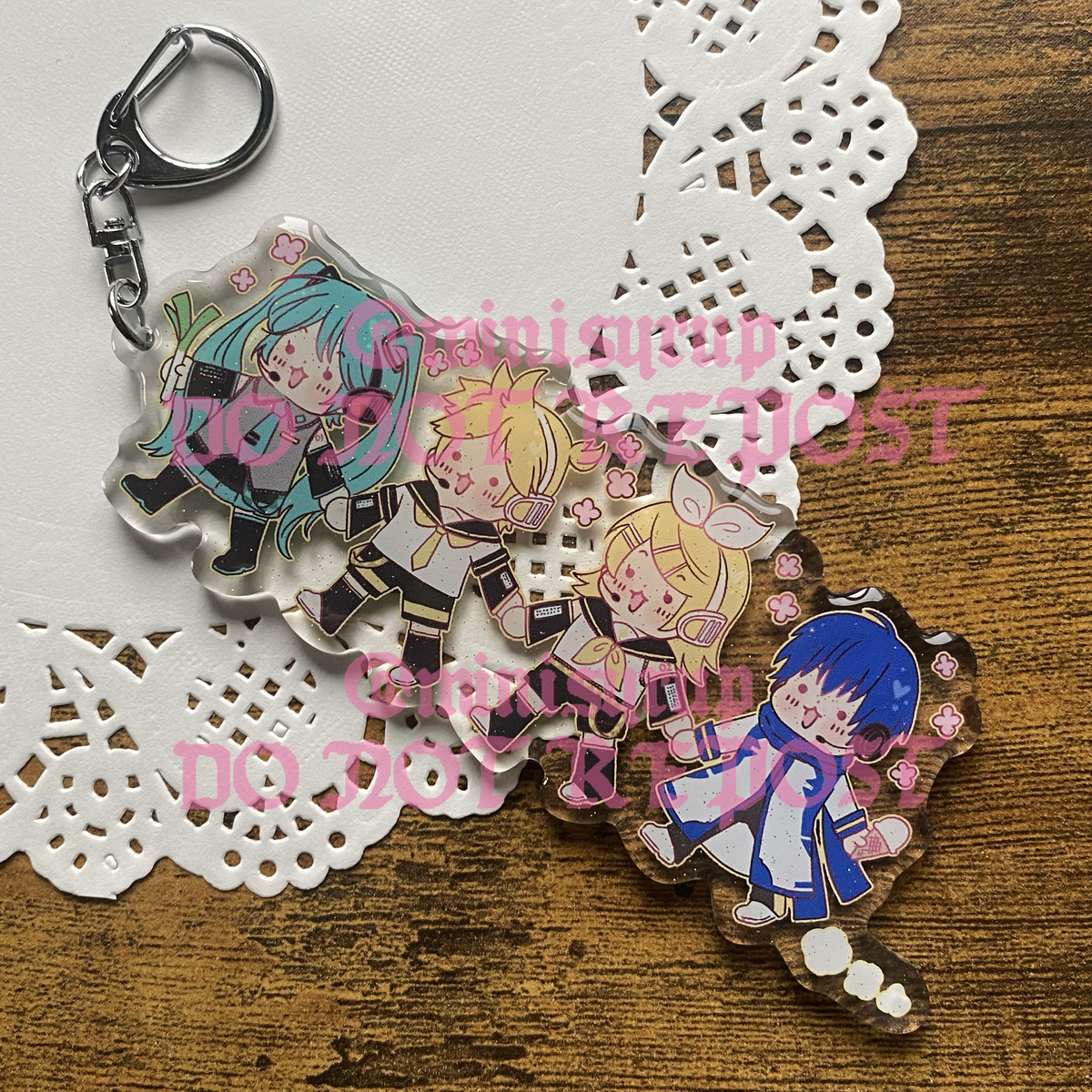 Vocaloid Hold Hands! 4" Charm